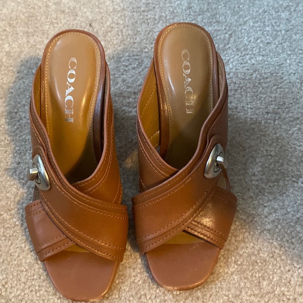 Coach heels. Color: brown. Size:6
